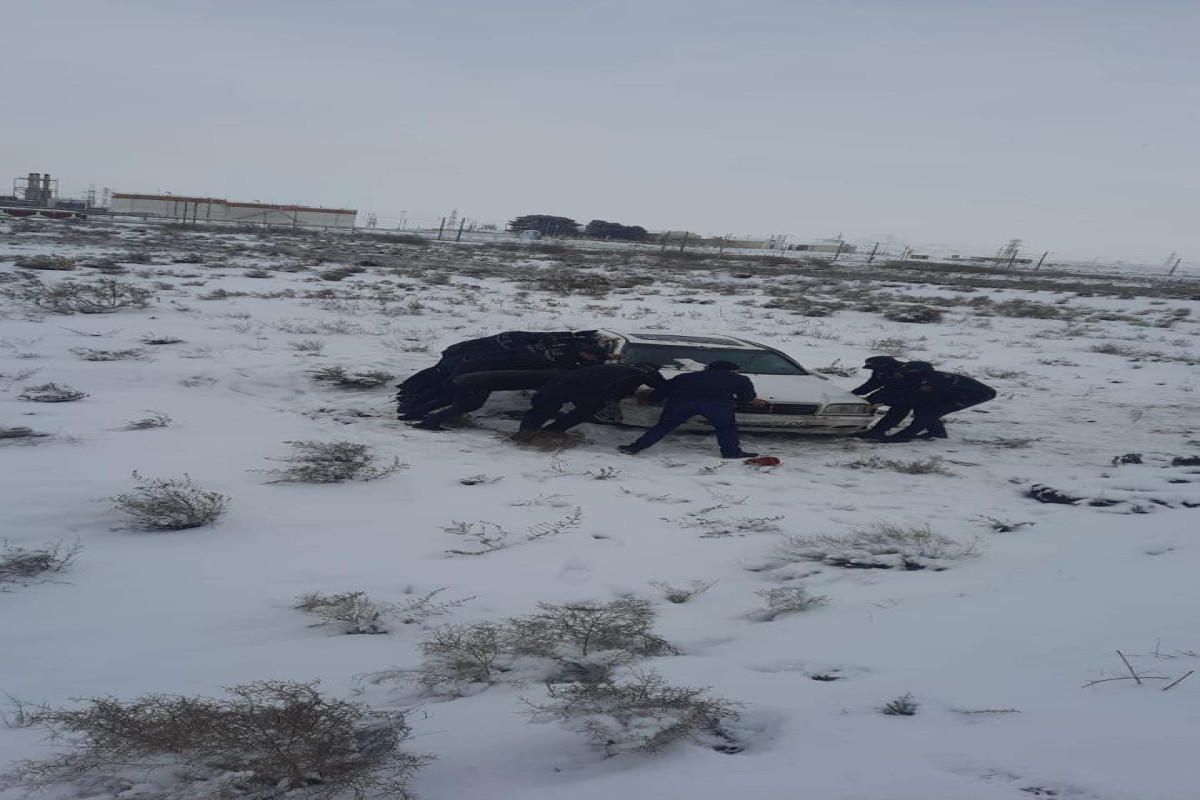Buzlu yolda qəza, köməyə polislər gəldi - FOTO