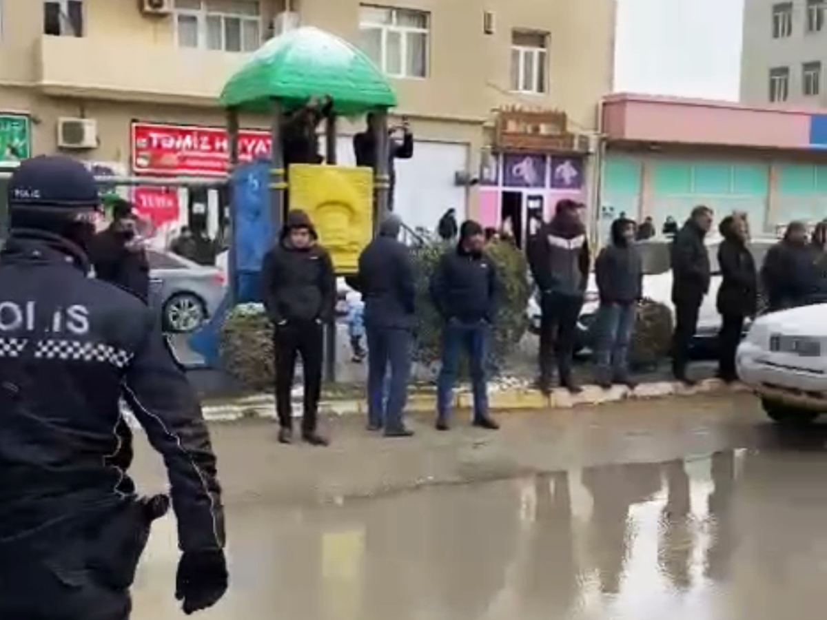 Yanan binadan sakinlər təxliyə edildi - FOTOLAR