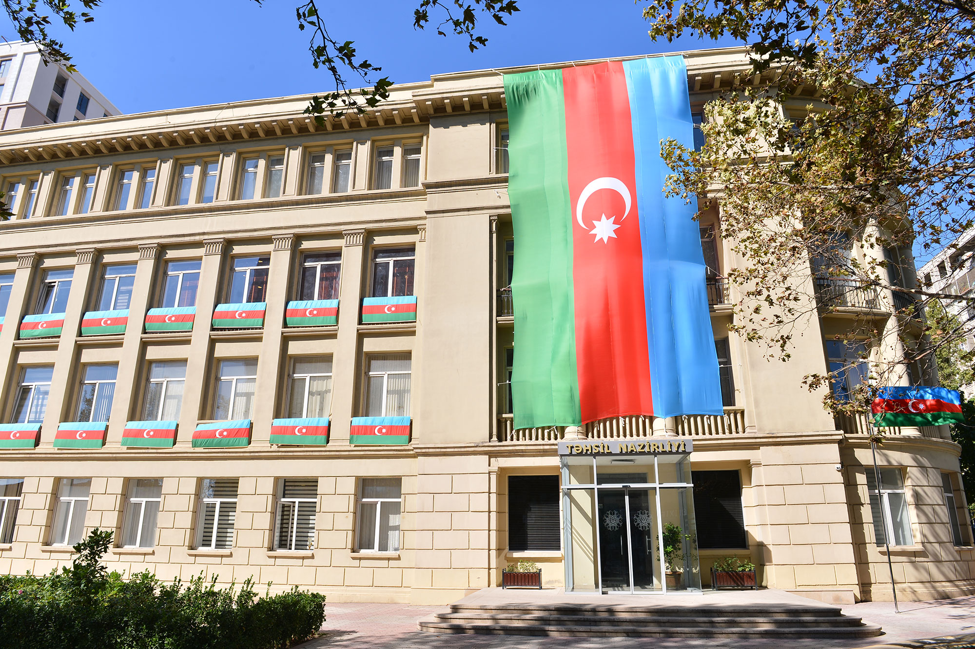Nazirlik rəsmiləri İmişlidəki qalmaqallı məktəbə GEDİRLƏR