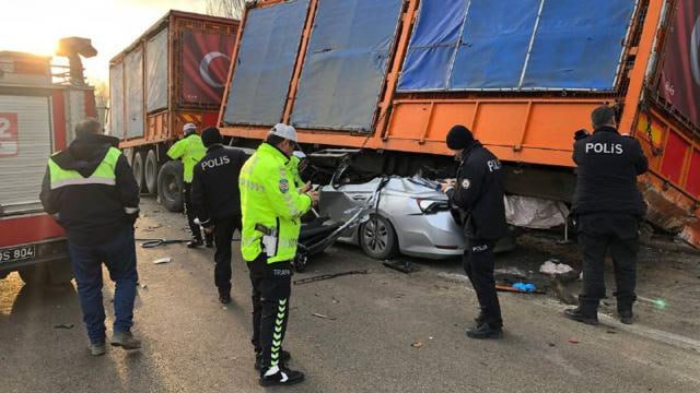 Avtomobil yük maşınının altında qaldı - Sürücü öldü