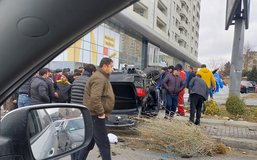 “Qırmızı işıq”da keçən maşın ağır qəza törətdi - VİDEO