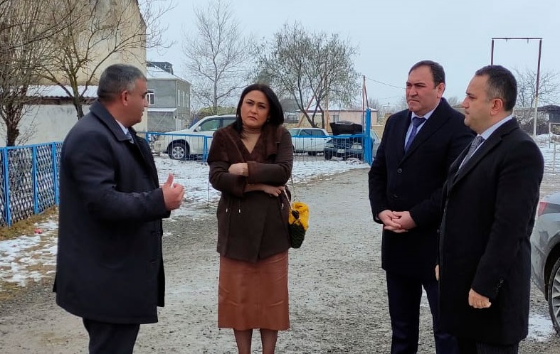 Nazir müşavirini ayaqyolu problemi olan məktəbə göndərdi - FOTO