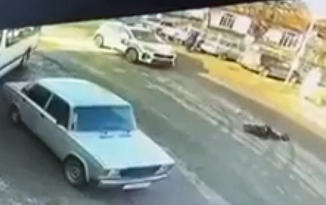 Yol polisinin piyadanı vurduğu qəzanın VİDEOSU