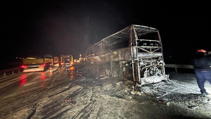 Avtobus yük maşını ilə toqquşub yandı - 3 ölü, 23 yaralı var