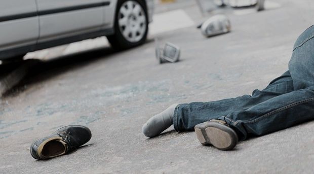 Maşınla yolda uzanan sərxoş piyadanın üstündən keçdi