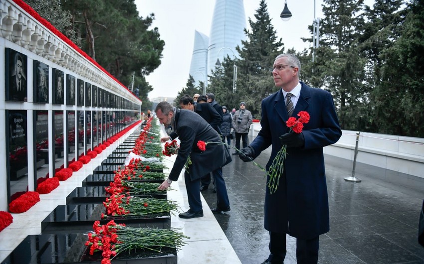Britaniya səfiri şəhidlərimizi andı