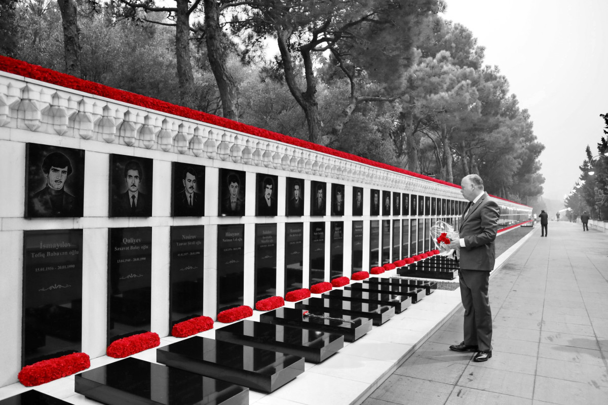 ABŞ rəsmisi Şəhidlər Xiyabanında - FOTO