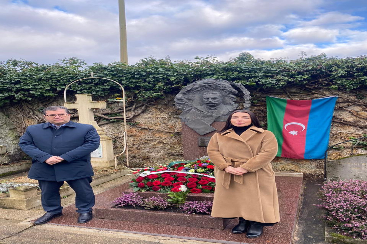 Leyla Abdullayeva Topçubaşovun məzarını ziyarət edib - FOTO