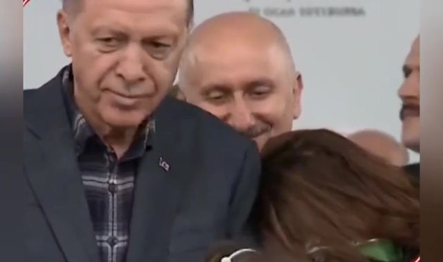 Başını Ərdoğanın çiyninə qoyub ağladı - VİDEO
