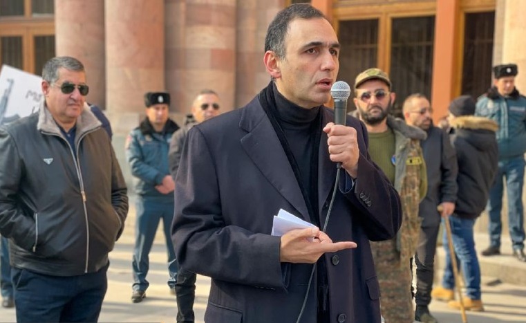 İrəvanda hökumət binası qarşısında ETİRAZ AKSİYASI