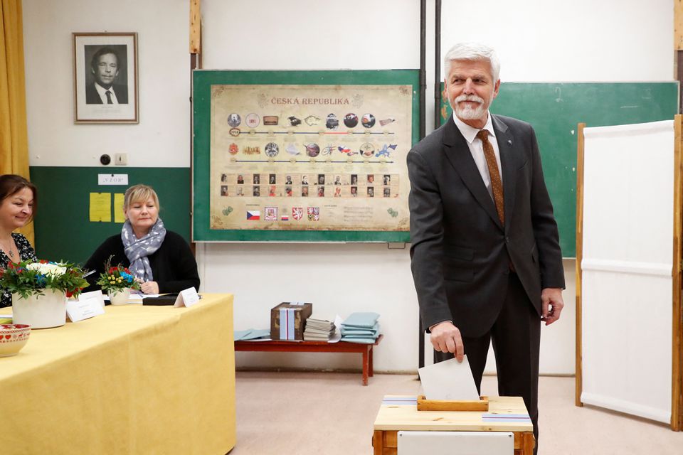 61 yaşlı general prezident SEÇİLDİ