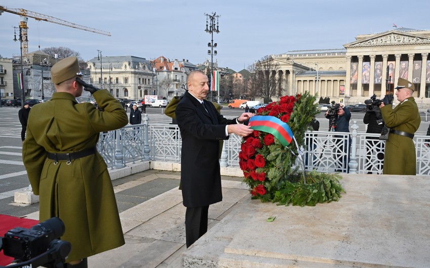 İlham Əliyev naməlum əsgərin məzarını ziyarət etdi - FOTOLAR