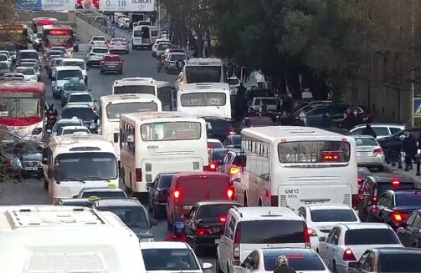 Paytaxda 72 avtobus tıxacda qalıb