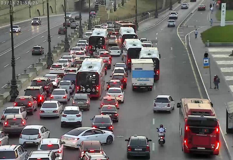 132 avtobus tıxacda qalıb