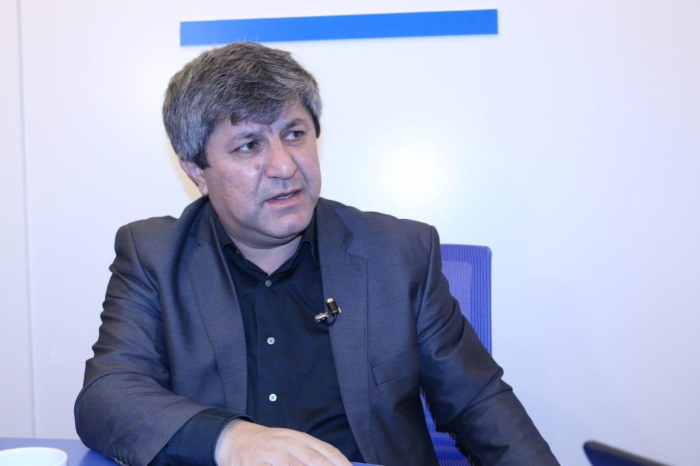 Əvəz Zeynallı həyat yoldaşı ilə görüşdü