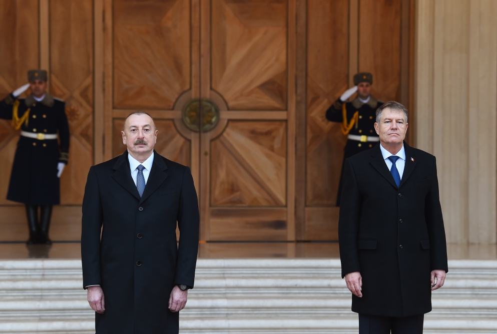 İlham Əliyev Rumıniya Prezidentini qarşıladı - FOTOLAR