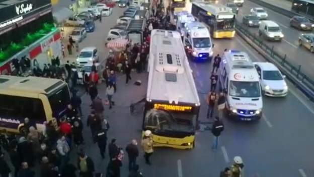 Avtobus dayanacağa girdi - Ölən və yaralılar var