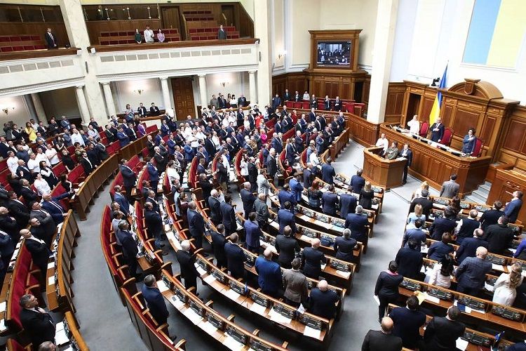 Ukraynada 2 deputat mandatından məhrum edilir