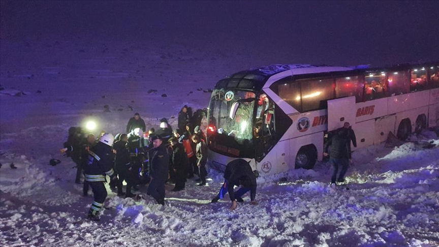 Türkiyədə avtobus dərəyə aşdı - 30 yaralı var 