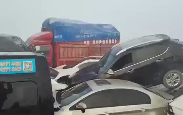 Çində 49 maşın toqquşdu - 16 ölü, 65 yaralı