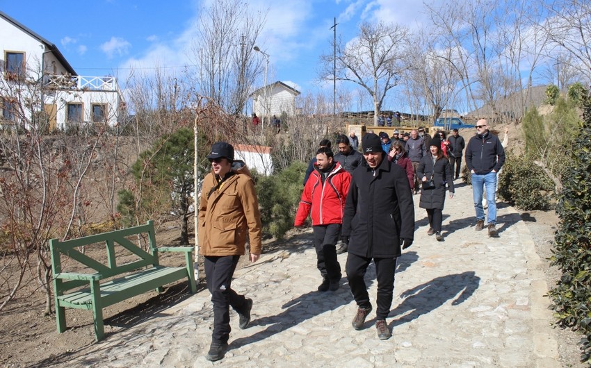 Xarici səyyahlar Kəlbəcərdən sonra Laçında - FOTO (YENİLƏNİB)