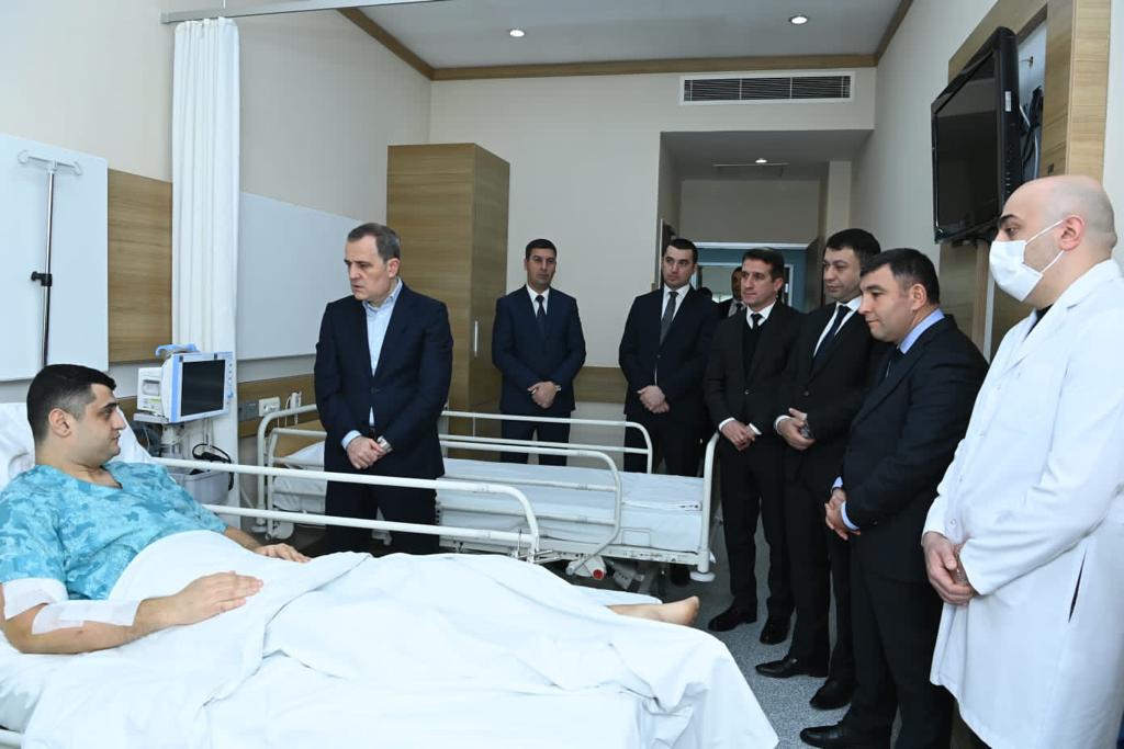 Ceyhun Bayramov səfirliyə hücumda yaralananları ziyarət etdi - FOTOLAR