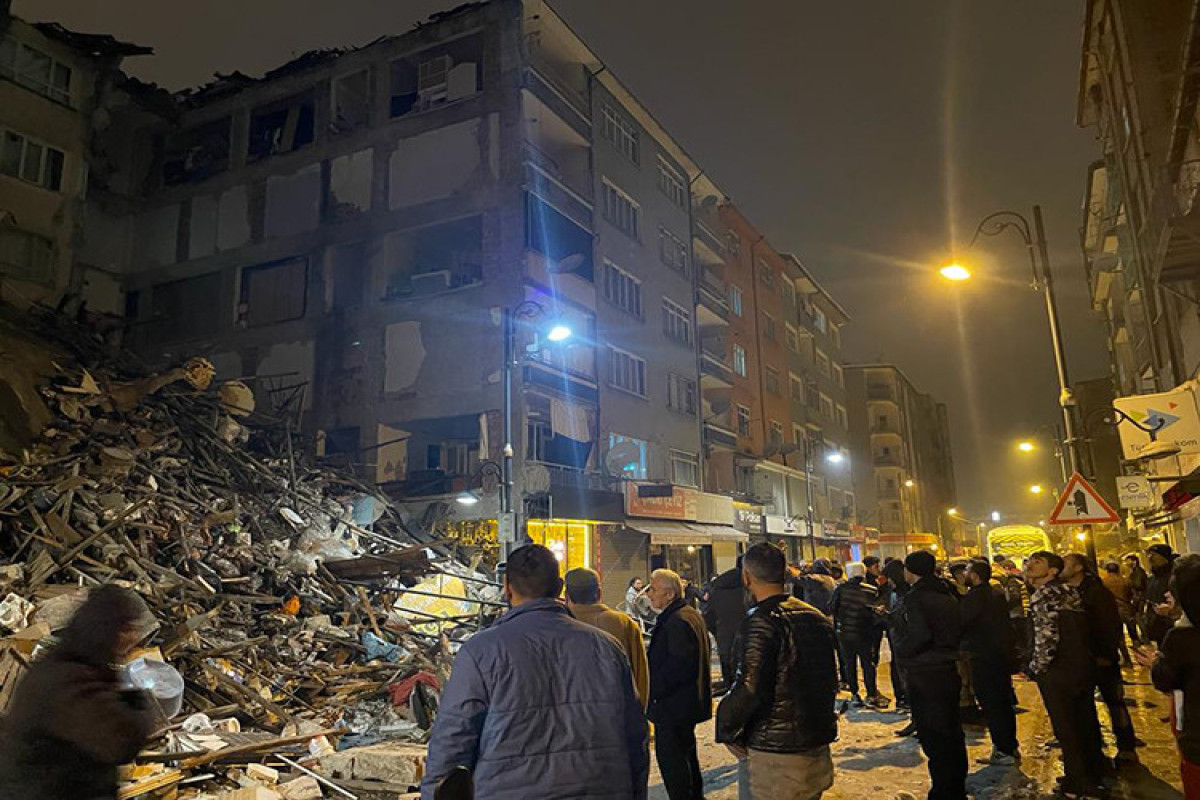 Dağıntılar altında qalanlar belə xilas edilir - VİDEO