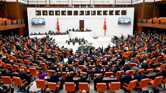 Türkiyə parlamenti zəlzələyə görə toplanır