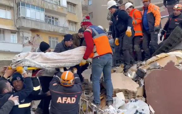 88 yaşlı qadın 62 saat sonra dağıntılar altından sağ çıxarıldı