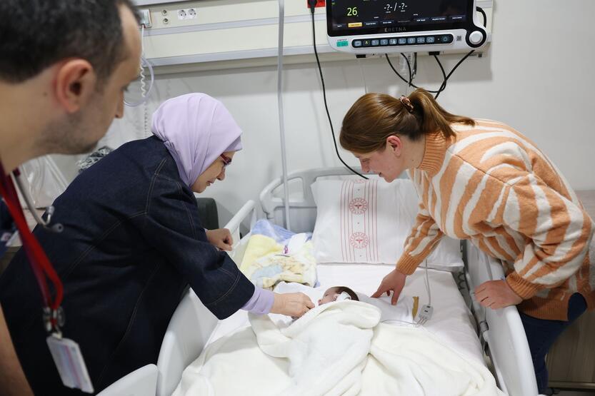 Əminə Ərdoğan yaralı körpələri ziyarət etdi