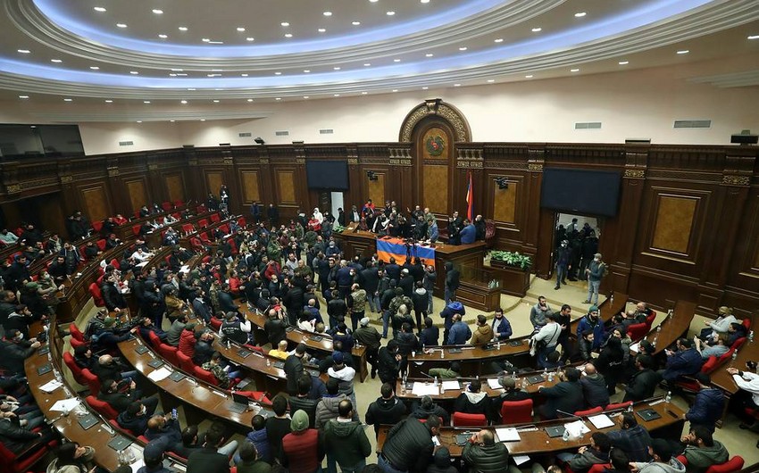 Parlamentdə mübahisə: vitse-spikerlə deputat sözləşdi