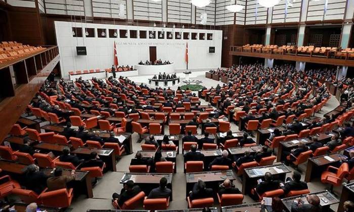 Parlament Türkiyədə fövqəladə vəziyyət rejimini TƏSDİQLƏDİ