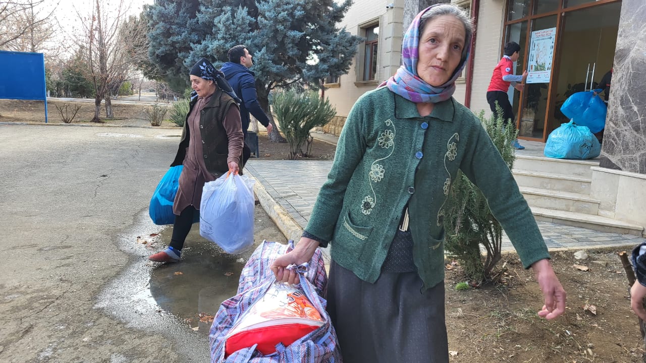 Məcburi köçkünlər yardım kampaniyasa qoşuldular - FOTOLAR