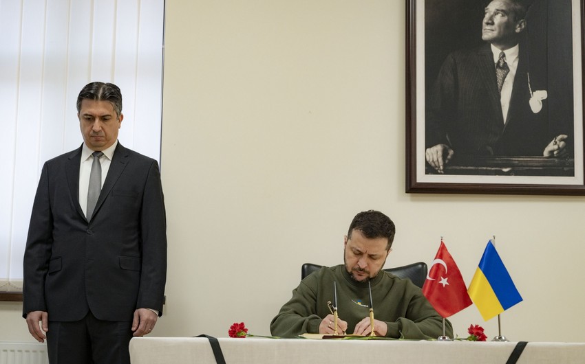 Zelenski Türkiyə səfirliyinə başsağlığına getdi