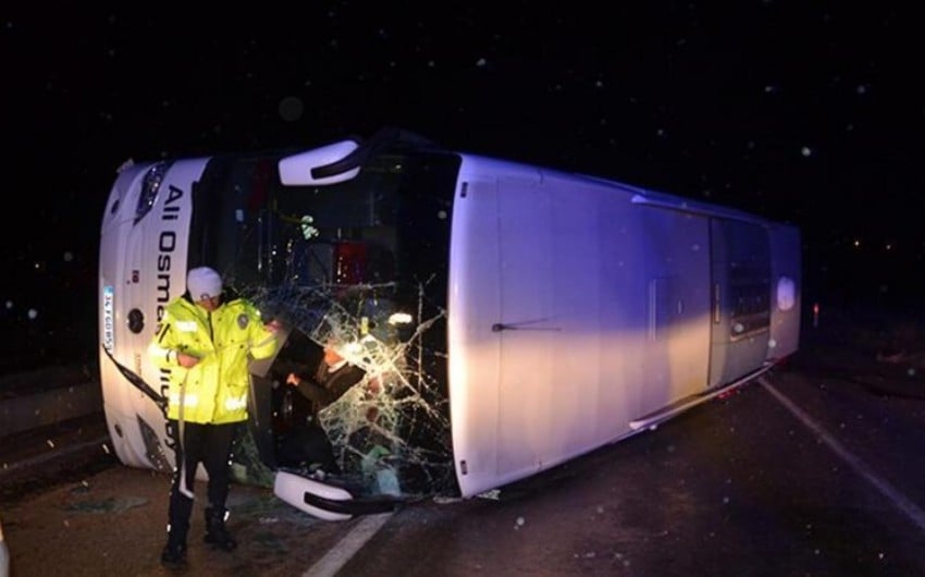 Türkiyədə sərnişin avtobusu aşdı - 30 yaralı