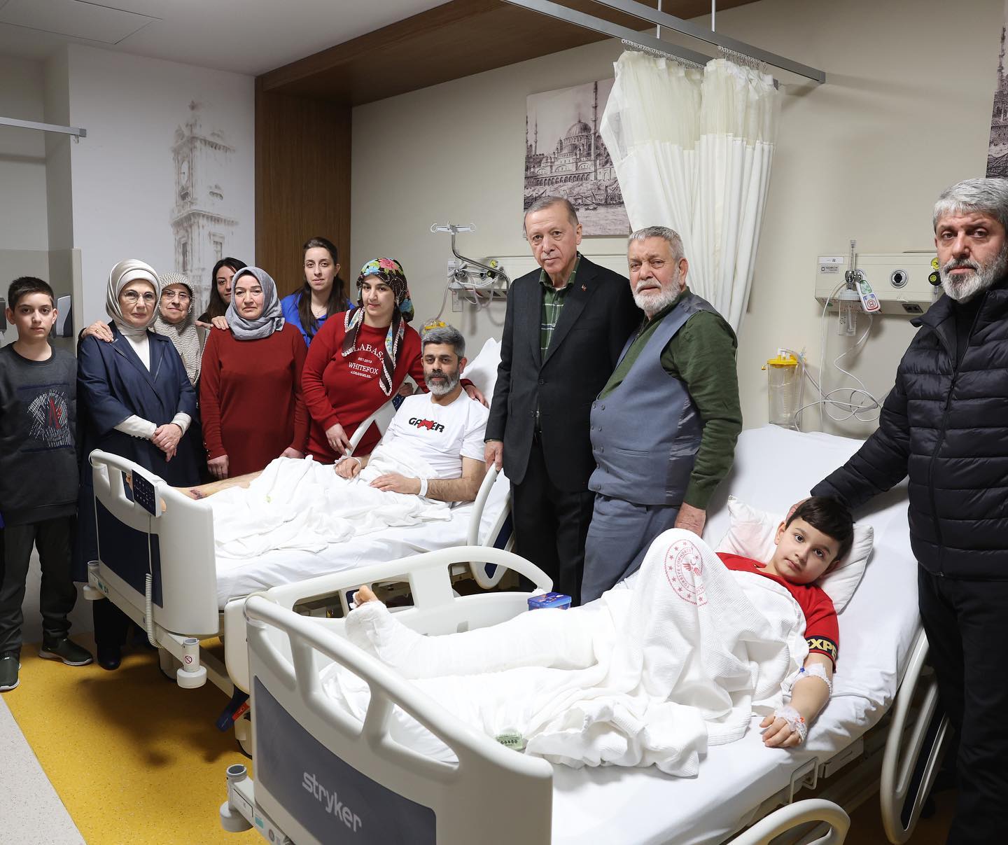 Ərdoğanla xanımı zəlzələdə yaralananları ziyarət etdi  - FOTOLAR