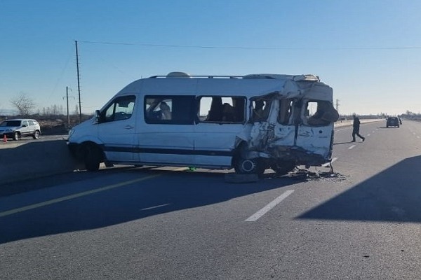 Mikroavtobus TIR-la toqquşdu - Ölən və yaralılar var