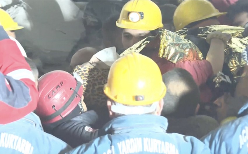 Ata və qızı 209 saat sonra dağıntılar altından sağ çıxarıldı