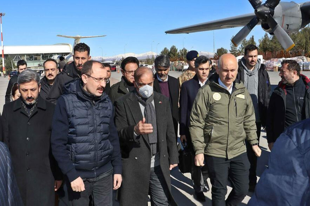Şahbaz Şərif zəlzələ bölgəsində - FOTO
