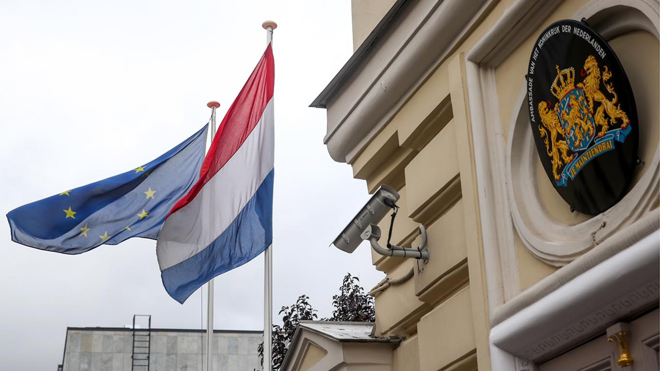 Niderland rus diplomatları ölkədən qovur