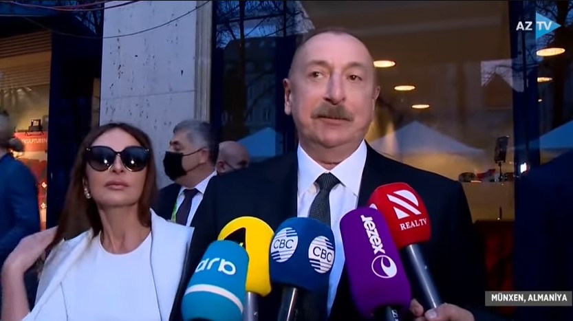İlham Əliyev plenar iclasdan sonra sualları cavablandırdı - VİDEO