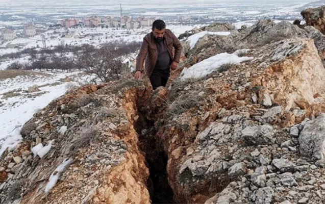 Zəlzələ dağı ikiyə böldü - FOTO