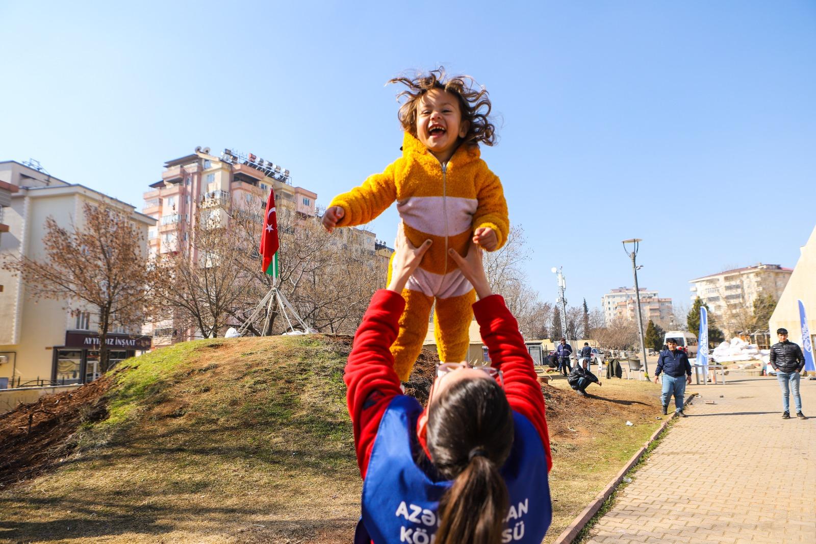 Könüllülərimiz ötən həftə Türkiyədə 1000-lərlə zərərçəkənə xidmət edib