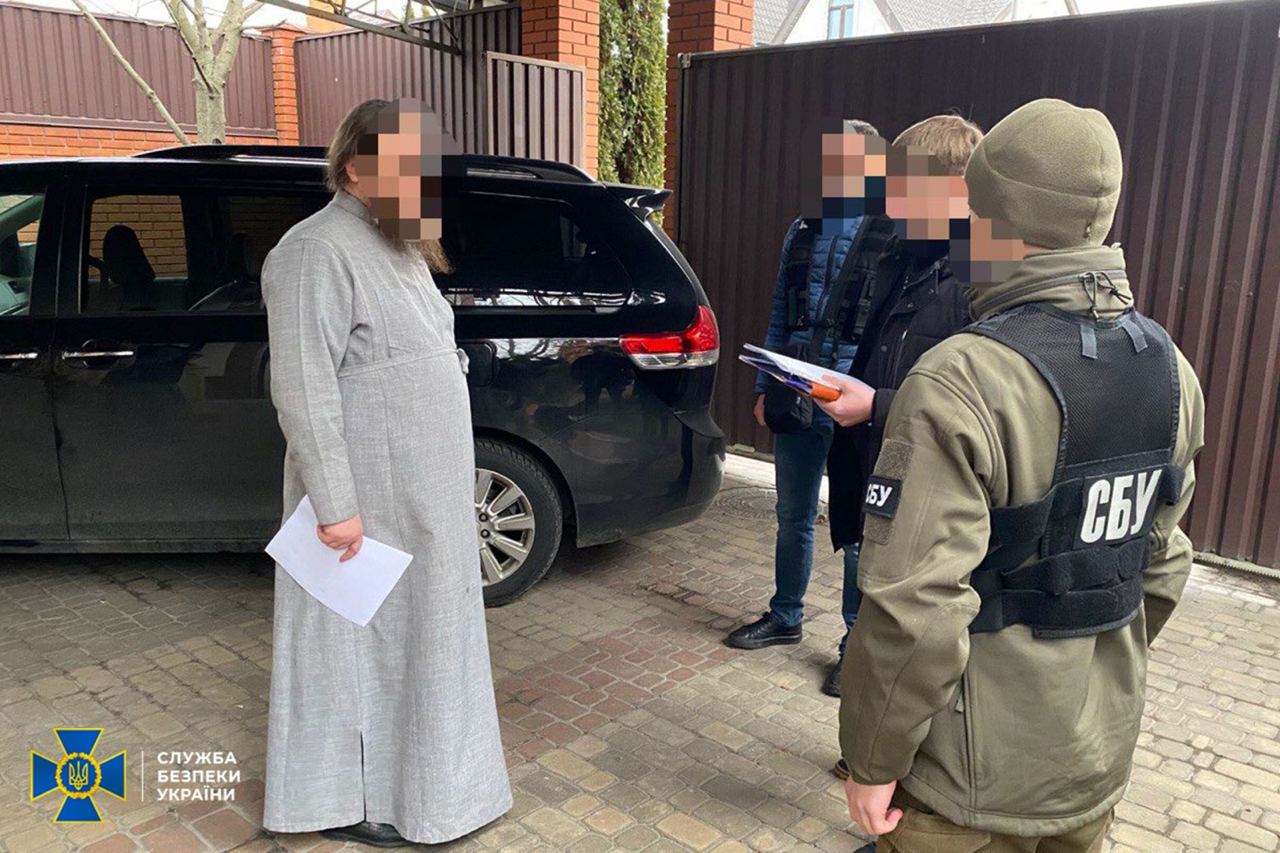 Rusiya təbliğatı aparan keşişə ittiham irəli sürüldü - FOTOLAR