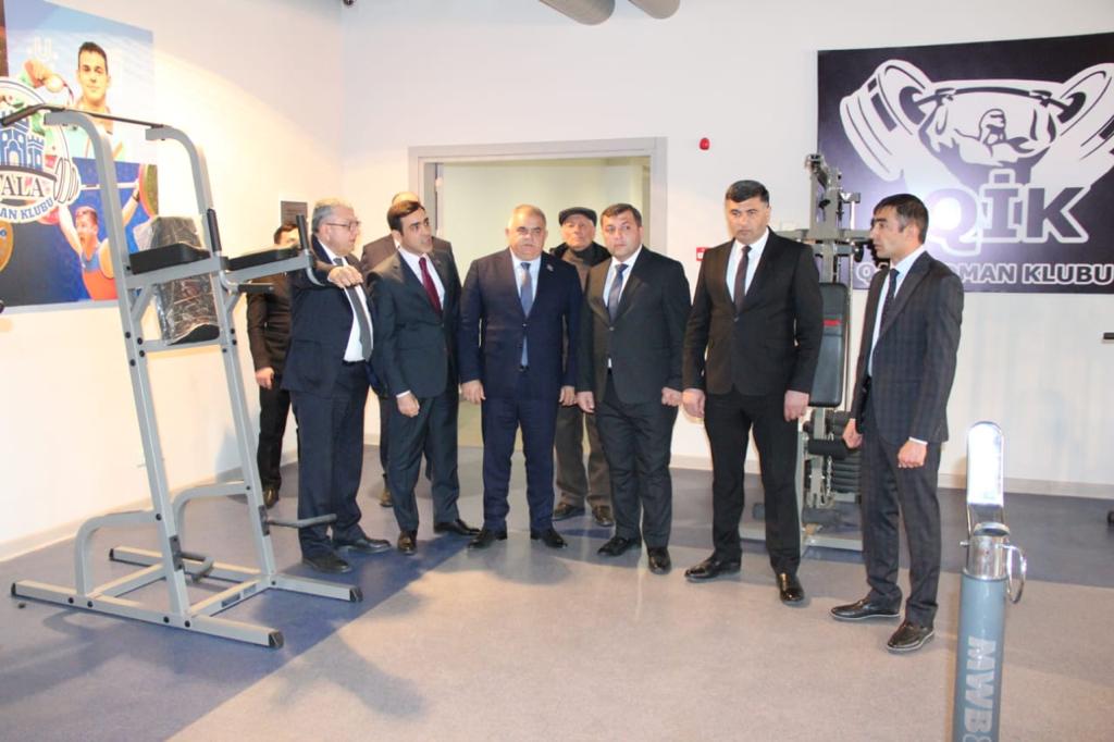 Deputatlar futbolçularla görüşdü, top hədiyyə etdilər - FOTO