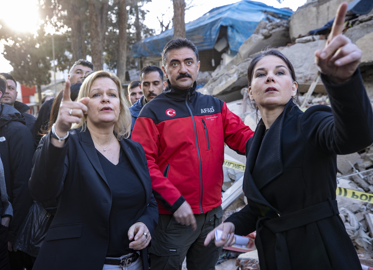 Almaniyalı nazirlər zəlzələ bölgəsində - FOTO