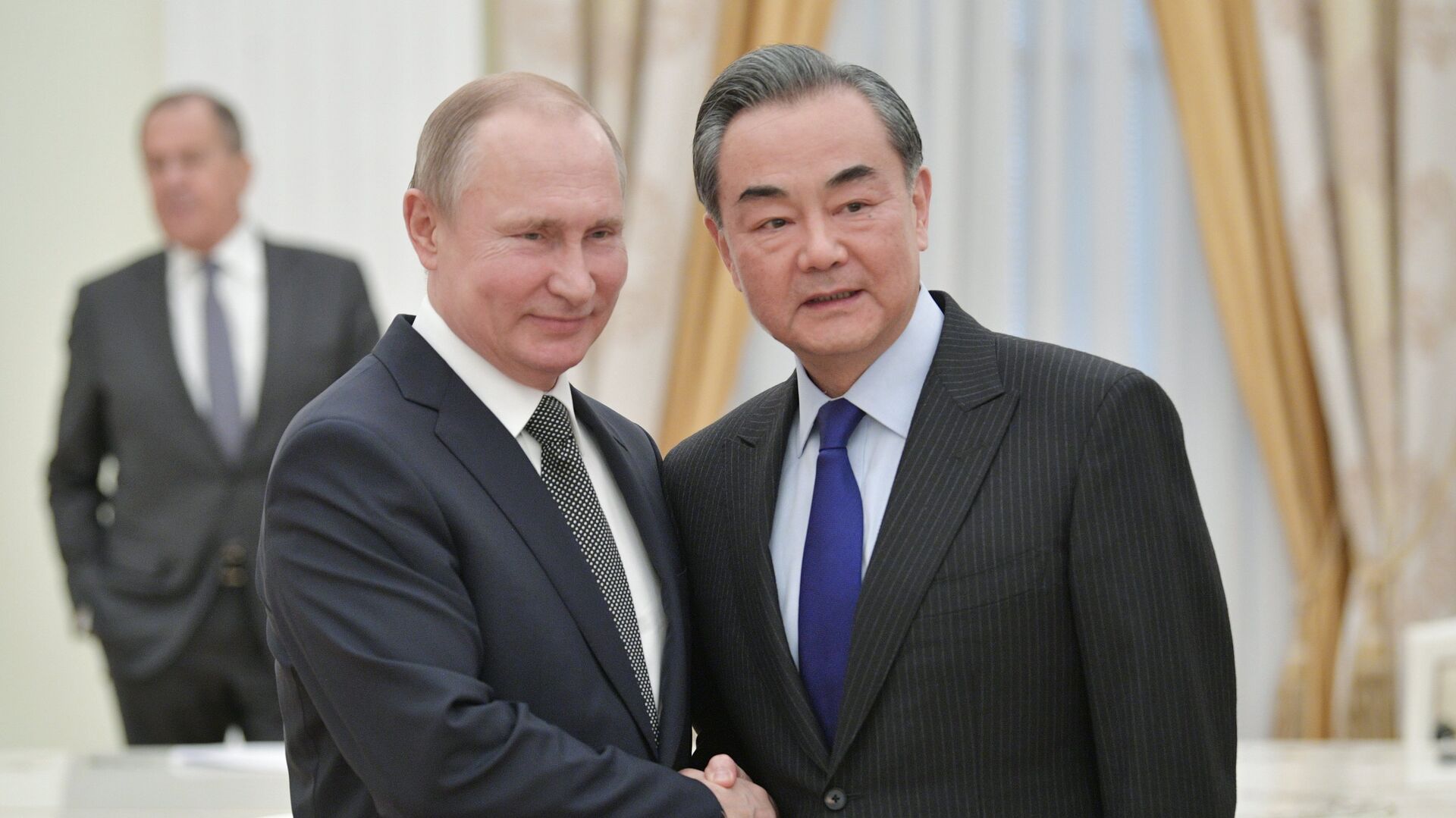 Putin Çinin baş diplomatı ilə GÖRÜŞDÜ
