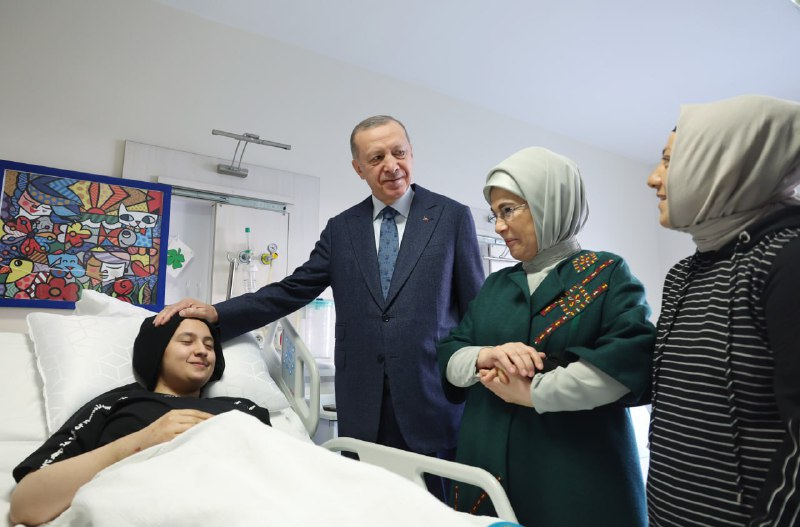 Ərdoğan xanımı ilə 248 saat dağıntı altında qalan uşağa baş çəkdi - FOTOLAR