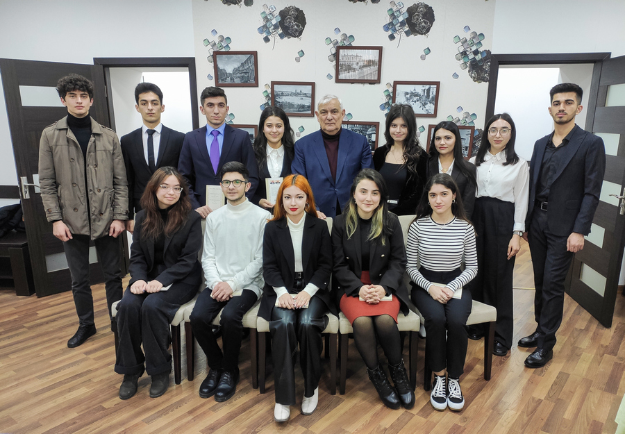 Kamal Abdulla yüksək nəticə göstərən tələbələrlə görüşüb