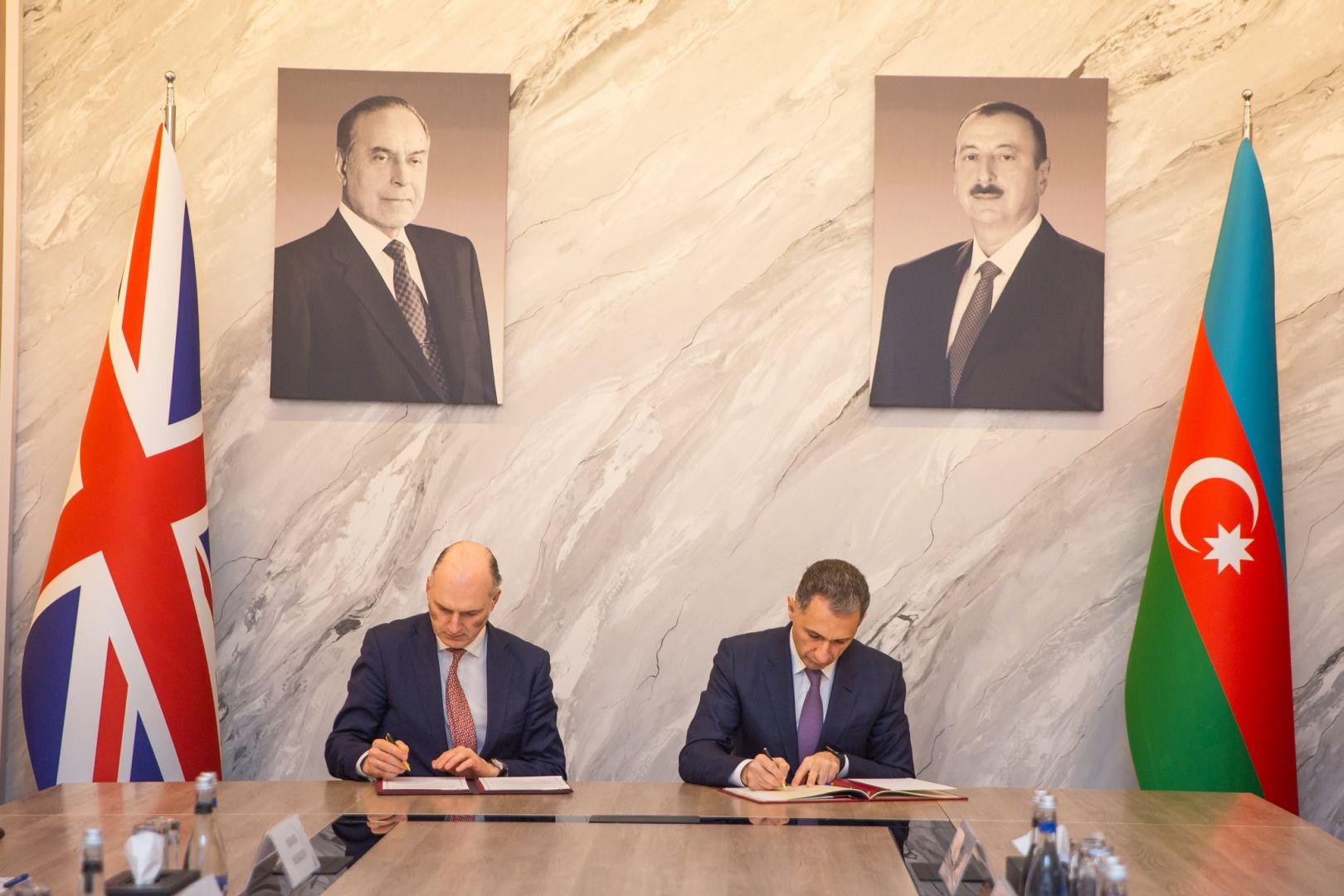 Azərbaycanla Britaniya arasında Saziş imzalandı - FOTO